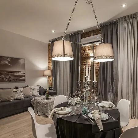 Luxury In The Centre**** 4* Πούλα